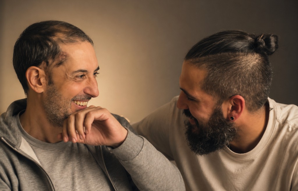 Dos personas compartiendo una conversación en silencio